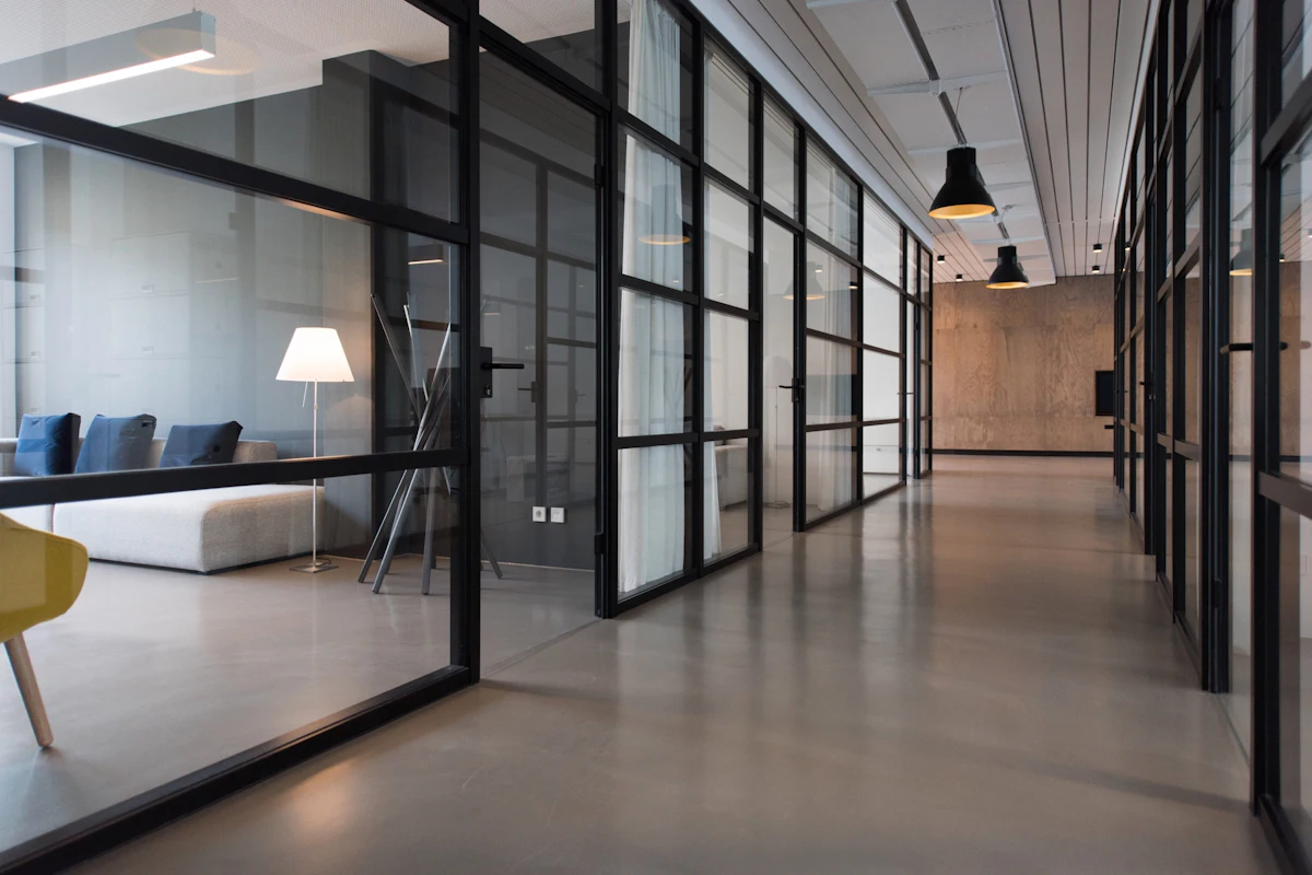 Modernes, sauberes Büro mit Glaswänden – Büroreinigung in Rosenheim